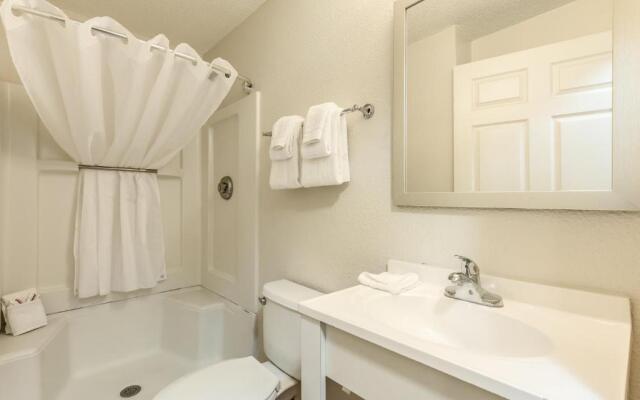 HomeTowne Studios by Red Roof Orlando - Casselberry