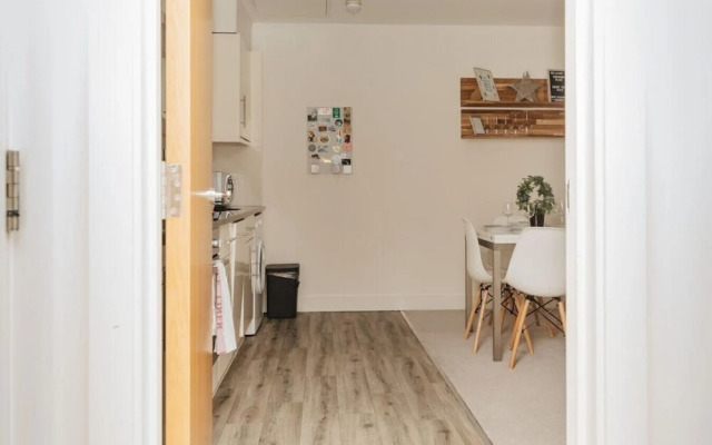 Central Modern Flat Sleeps 6 - Dedicated Parking - From 125 Per Night