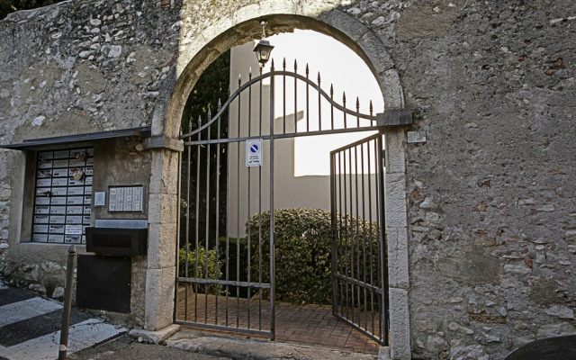 Borgo Degli Ulivi shared pool- 200m lake