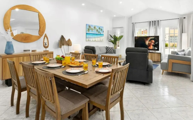 Cozy 3BR Town Home in Gated Community Palm Beach
