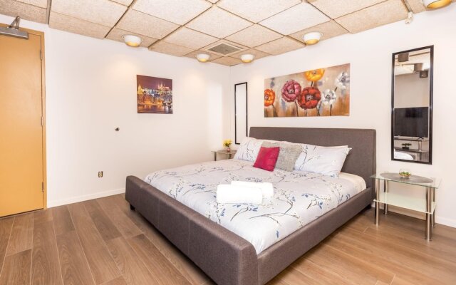 Newly-renovated - Modern Studio Apartment With King Bed Near Downtown Ottawa