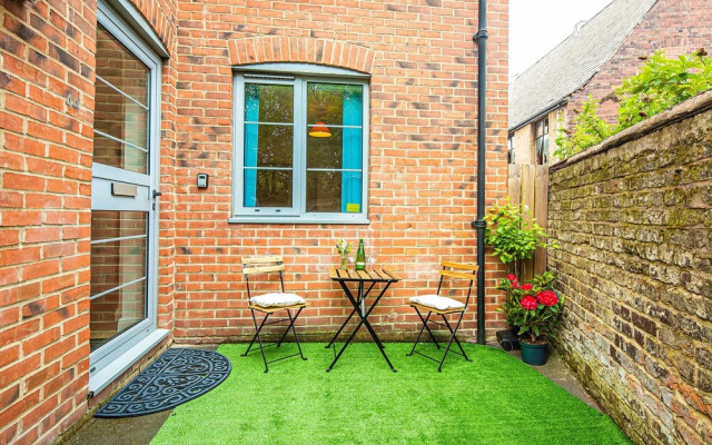 Cosy 1 Bedroom Private Patio by Opulent