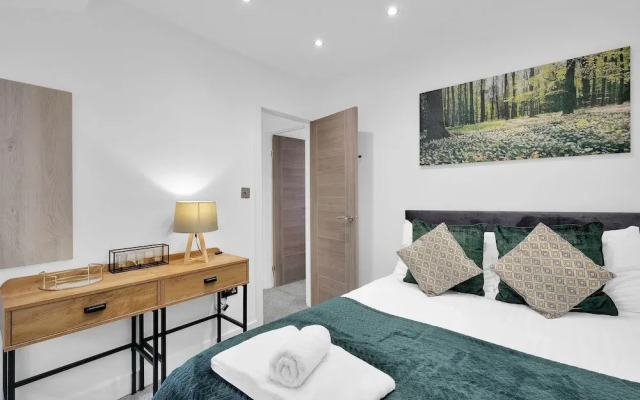 Newly Refurbished 2 Bed Hse Town Centre