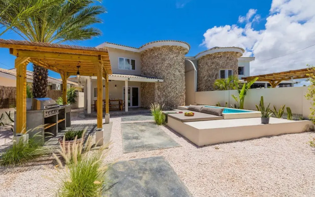 Newly Renovated Amazing Location Private Pool