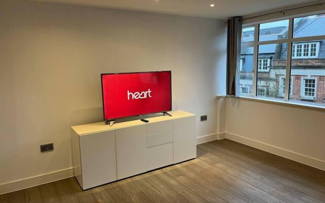 Luxury 2 Bed 2 Bath Apartment Central Location