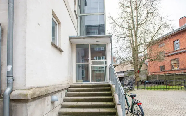 Sanders Constantin - Chic 2-bdr Apt With Balcony