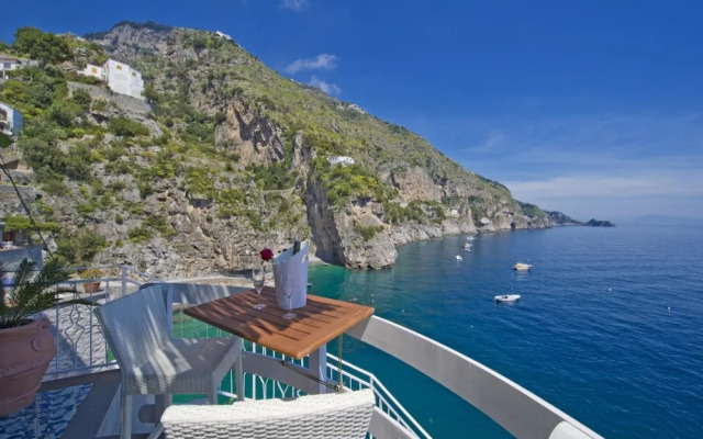 Romantic Room - A Rockside Escape