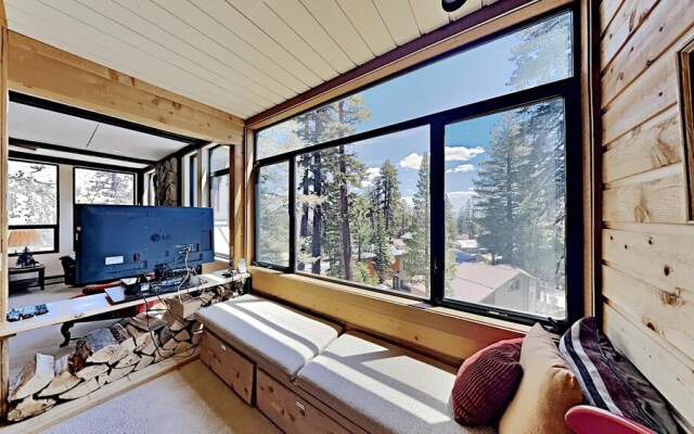 Two Bedroom Units at 1849 Condos with 3 Hot Tubs & Slopeside