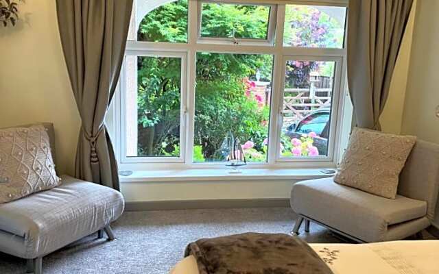 Luxury 3 bedded room with sea peeps and parking