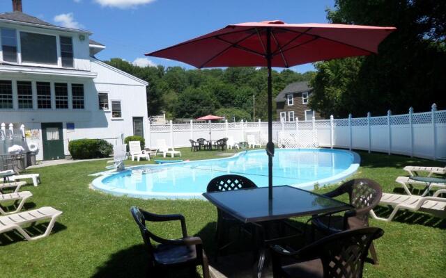 Claddagh Motel & Suites