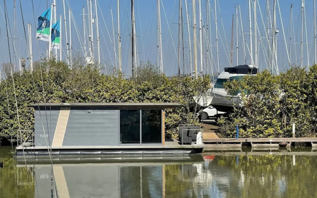 Waterfront Houseboat Near the Centre
