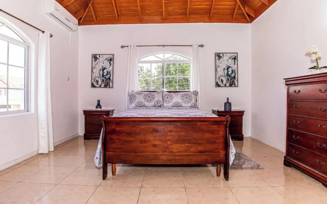 Runaway Bay Gem Villa