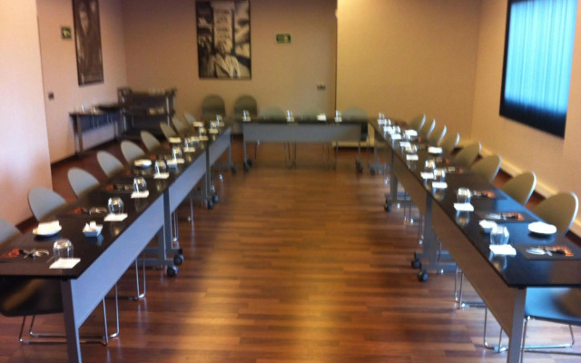 Hotel Tach Madrid Airport