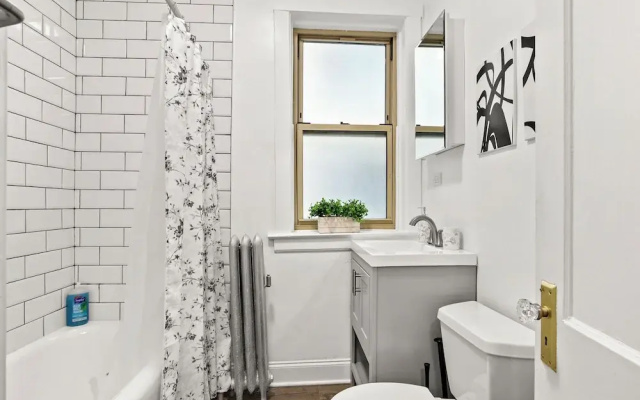 Cozy 2BR in Chicago - Roscoe 08-1W