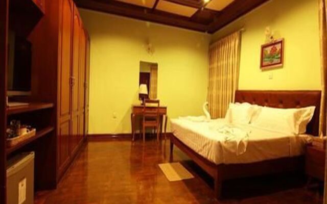 100 Moon Inn