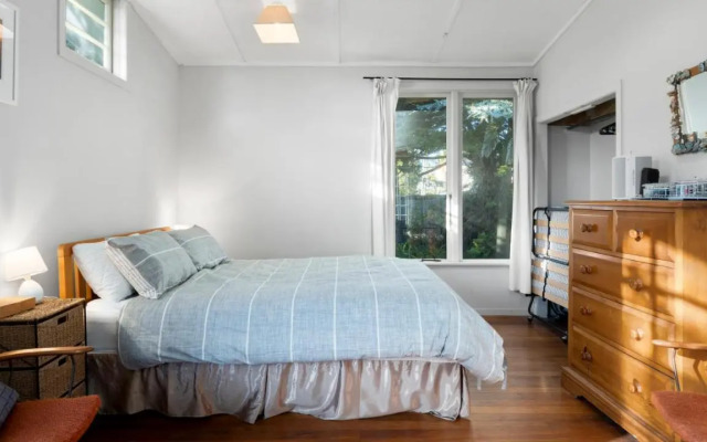 The Little Blue Bach - Waikanae Beach Holiday Home