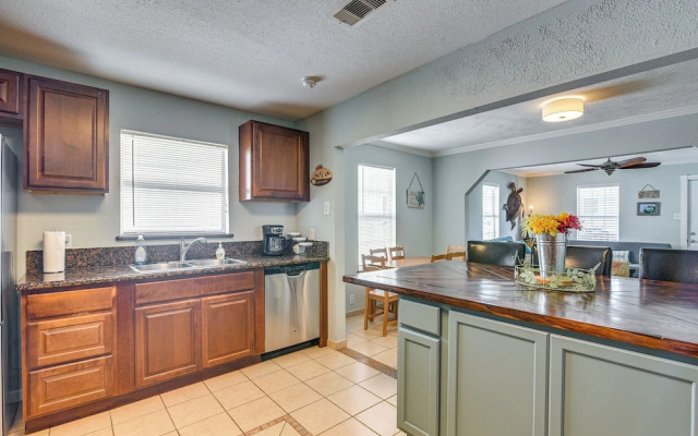Convenient Galveston Home < 1 Mi to Beach!