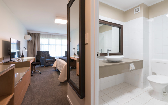 Distinction Hamilton Hotel & Conference Centre – Guest Rooms – Hamilton