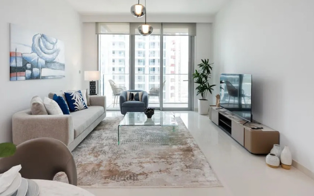 Contemporary 1BR w Dubai Marina Glimpse
