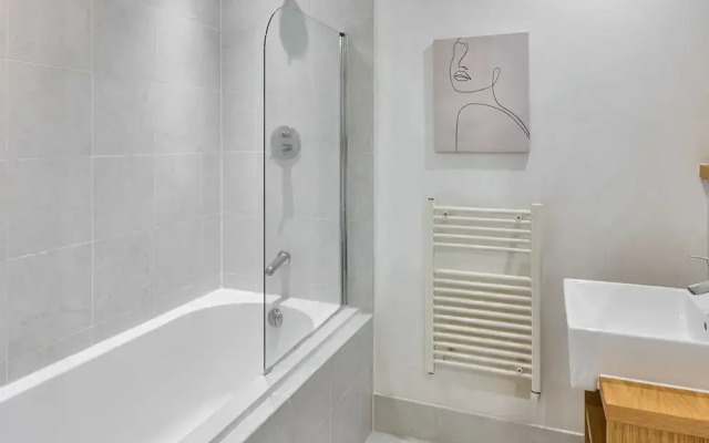 Host Stay - Canal View Apartment