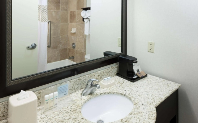 Hampton Inn & Suites Omaha-Downtown