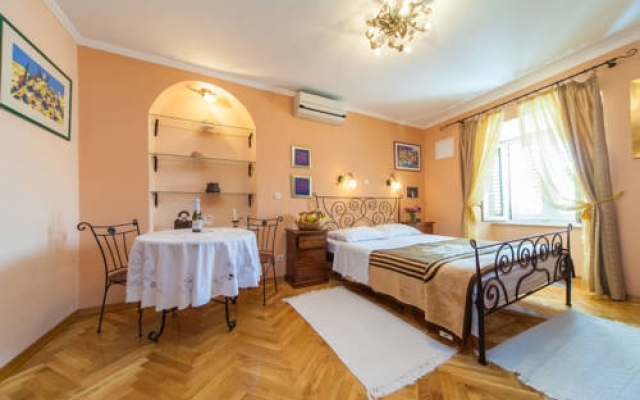 Amoret Apartments