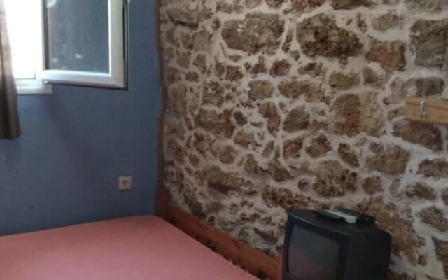 Farmhouses. 5 Guests 2 Bedrooms 3 Beds1 Bathroom