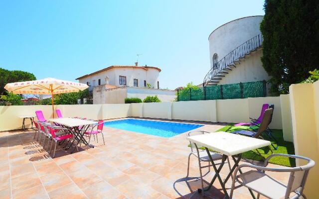 Peni 83 - Four Bedroom