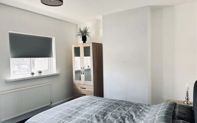 4 Bedroom House, 2 Bathroom-derby-close To Rolls Royce