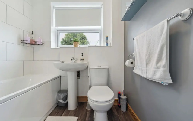 Spacious Home - Sleeps 10 - Free Parking - Pets