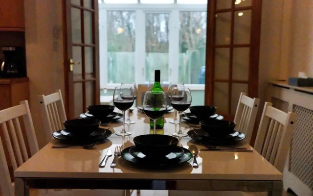Captivating 4-bed House in Milton Keynes