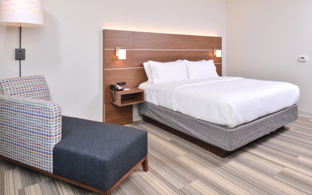 Holiday Inn Express & Suites Omaha Airport
