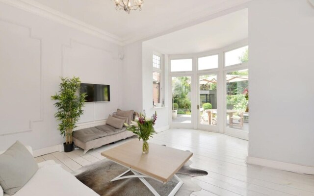 The Brent Studio - Charming 2bdr Flat With Parking and Garden