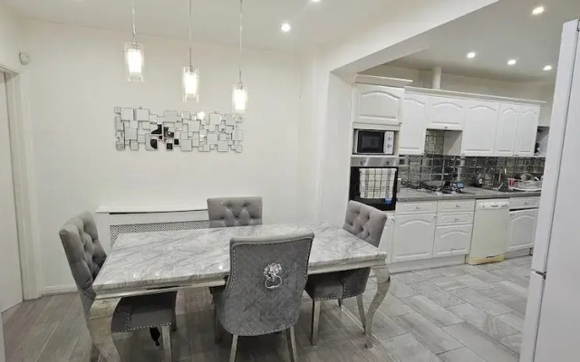 Spacious & Modern 2-bed House in Dagenham