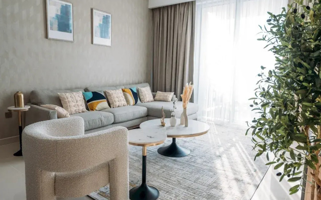 Elegant Stay: Balcony & Stunning Dubai Creek Views