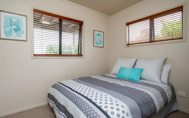 Oceans 8 - Mangawhai Heads Holiday Home