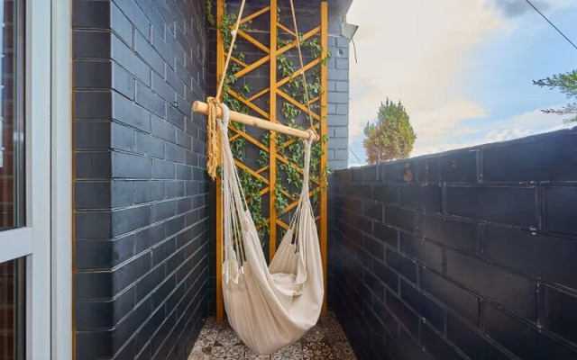 Йо Плейс на улице Героя Сарабеева В.И. 9