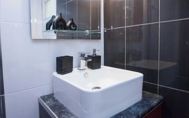Stylish Renovated 2 Bd Apt in Exarcheia