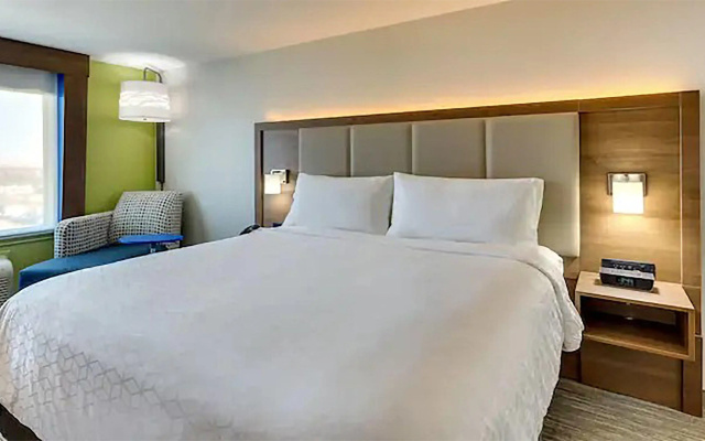 Holiday Inn Express & Suites Woodland Hills by IHG