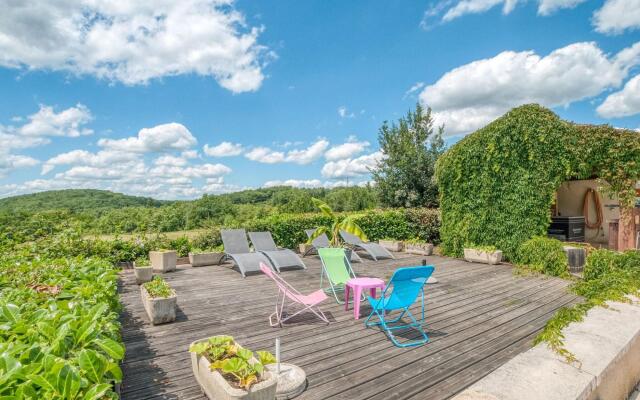 Fantastic Holiday Home in Dégagnac with Jacuzzi