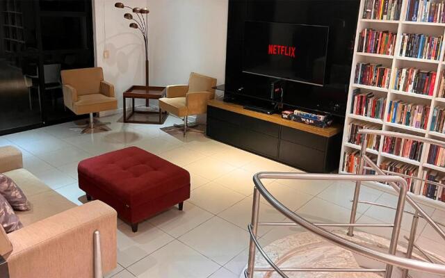 Luxuosa cobertura de 380m² a 850m da Av Beira Mar