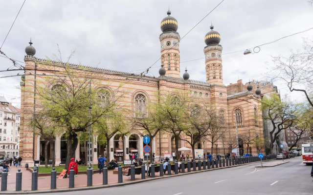 Sunny Studio with balcony in Party District