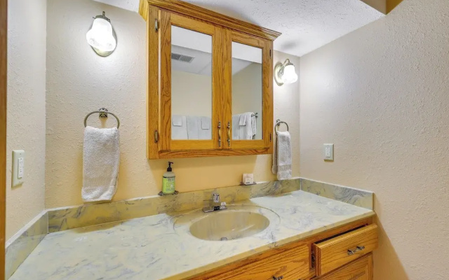 Ozark Mountain View Retreat w/ Hot Tub!