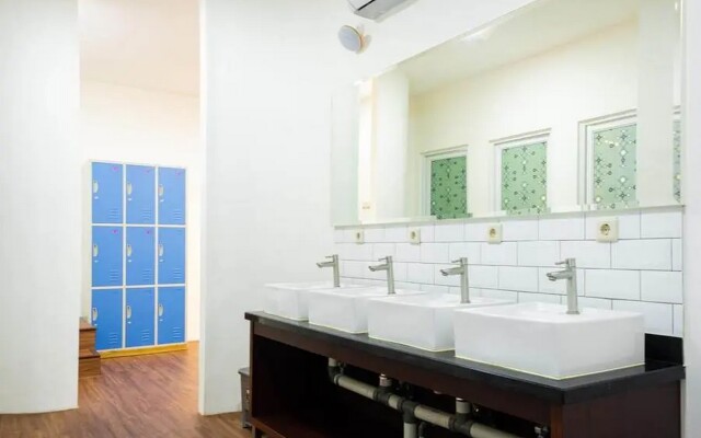 RedDoorz Hostel near Taman Puring
