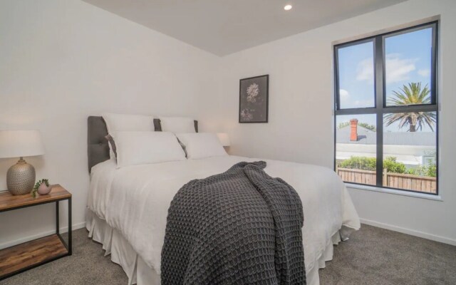 Spacious and Quiet 2 Bedroom Apartment in Ellerslie