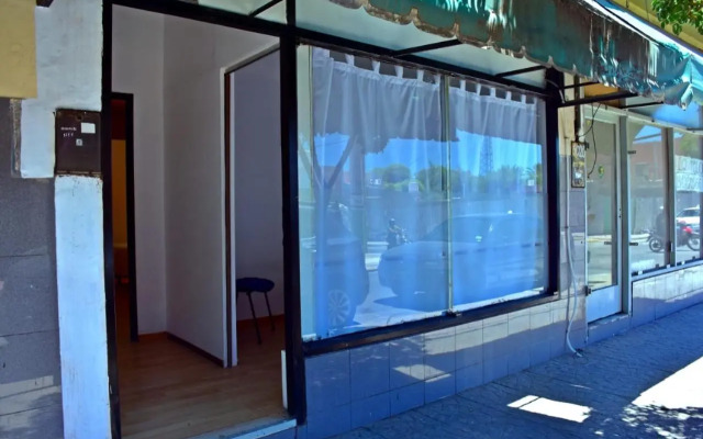 Habitación con oficina a la calle