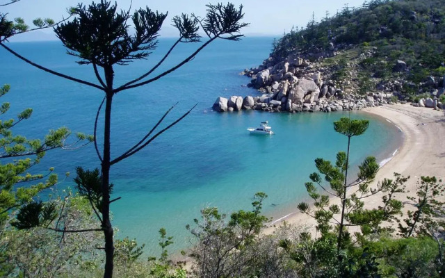 Tropical Palms Resort & 4WD Hire