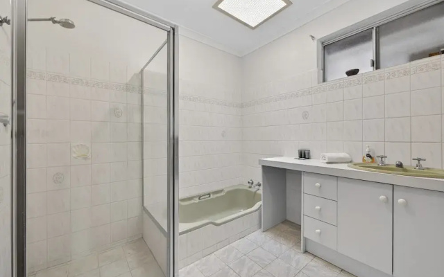 Coastal 2-bed Home With Pool & Spa