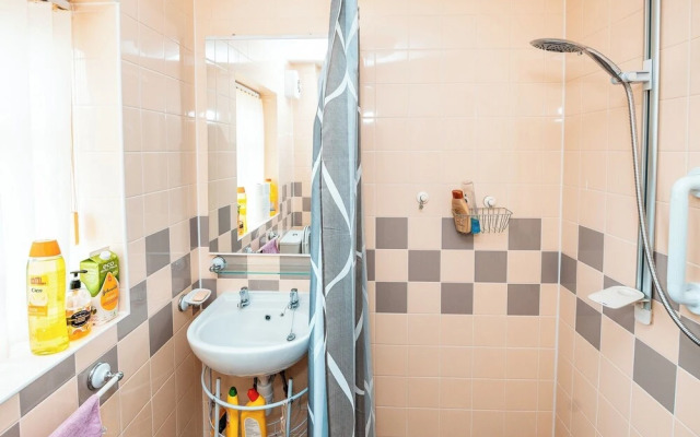 3-bed City Retreat - Sleeps 7, Garden & Parking