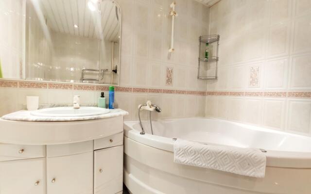 Tverskaya Street (Тверская Стрит) на улице 2-я Бресткая